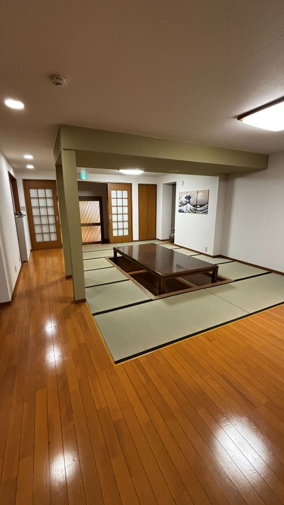 掘りごたつのある畳ラウンジ